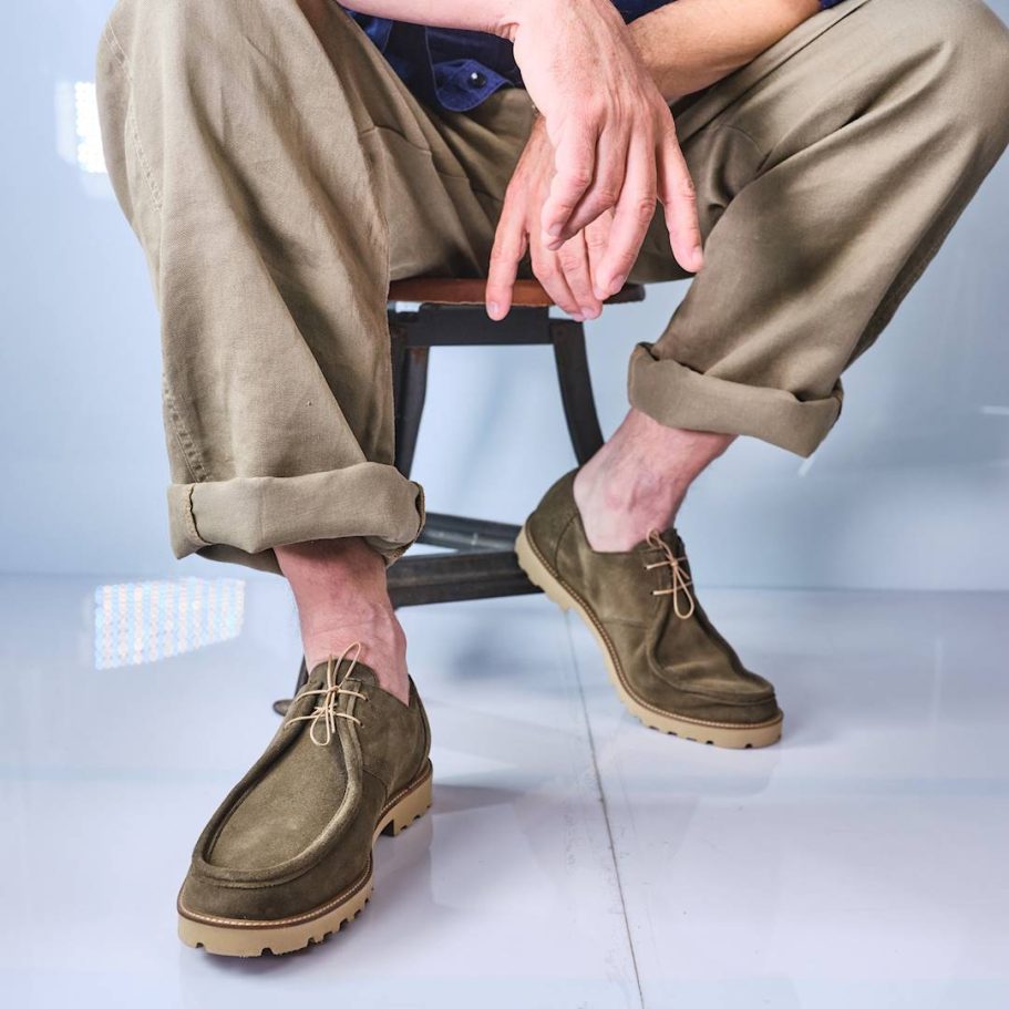 Beige Schuhe mit Schnürung, getragen von einer Person in heller, lockerer Hose.